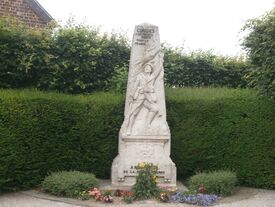 Monument aux Morts à coté de l'église.